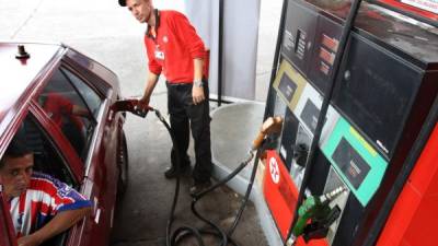 El precio del galón de la gasolina regular se cotiza en L97.55 luego que este lunes tuviera un incremento de 74 centavos.
