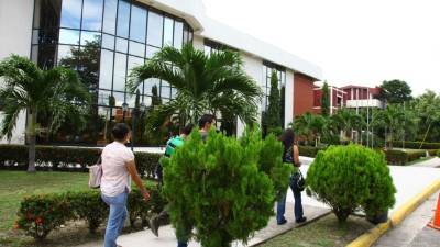 Estudiantes de la Universidad Pedagógica rumbo a las aulas.