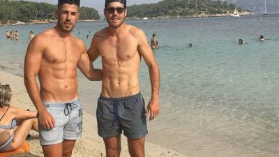 Igor (izquierda) junto al amigo con el que vacaciona en Cayos Cochinos.