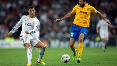 Cristiano Ronaldo junto a Andrea Barzagli en un Real Madrid-Juventus del 23 de octubre de 2013 que ganó el equipo blanco por 3-1.