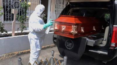 El coronavirus ha dejado hasta el momento 136 muertos en Ciudad de México, una urbe donde las funerarias, que preparan contingencias ante fases más crudas de la pandemia, se apresuran para cumplir un protocolo que exige cremar sin velatorio previo a los fallecidos con coronavirus.