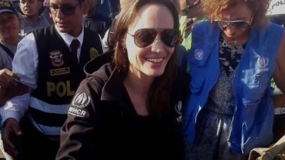 Captura de vídeo que muestra a la actriz y enviada especial de Acnur, Angelina Jolie (c), mientras reacciona hoy, lunes 22 de octubre de 2018, en Tumbes (Perú). EFE/EFE TV