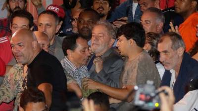 La entrega de Lula a las autoridades ha estado rodeada de tensiones entre sus simpatizantes, que querían impedir su entrega y sus opositores, que se alegran de que finalmente llegue a prisión.