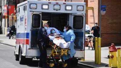 Medical staff move a patient into the Wyckoff Heights Medical Center emergency room on April 07, 2020 in Brooklyn, New York. (Photo by Angela Weiss / AFP)