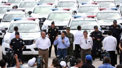 El Presidente y las autoridades. Las patrullas serán entregadas a municipios del interior.