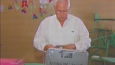 El expresidente de Honduras, Roberto Micheletti, ejerció el sufragio en El Progreso, Yoro.