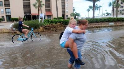 Las calles de la Florida todavía permanecen anegadas tras el paso del huracán Matthew.