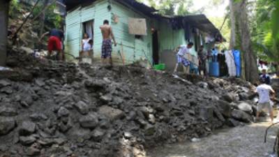 Los vecinos de la colonia Primavera están reforzando sus casas con piedras por miedo a la crecida de la quebrada.