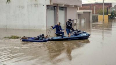 Un hombre es rescatado con la ayuda de una moto acuática en la localidad de Itapetinga, en el estado brasileño de Bahía, en el noreste del país. Hasta el domingo, las autoridades contabilizaban unos 18 muertos por causa de las inundaciones en la región.