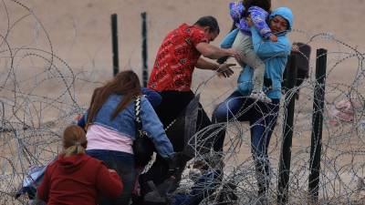 La polémica ley de Arizona busca frenar los cruces de migrantes en la frontera sur de Estados Unidos.