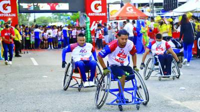 Los competidores en silla de ruedas demostraron su poder en los brazos durante la ruta 5k.
