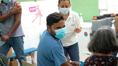 En centro de salud Paz Barahona esperan para ser vacunados contra influenza. Fotos: José Cantarero.