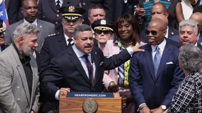 Edward Cabán junto al alcalde Eric Adams durante la ceremonia de juramentación como nuevo Comisionado de Policía de la Ciudad de Nueva York.