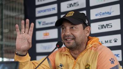 Jeaustin Campos brindó este miércoles rueda de prensa.