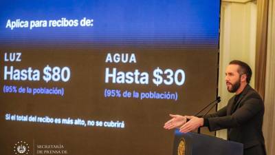 El presidente de El Salvador, Nayib Bukele, anunció este martes que su Gobierno asumirá en este mes de enero el pago del consumo de agua y energía eléctrica del “95 %” de los hogares realizado en diciembre pasado, como parte de una medida para “aliviar” la economía de los ciudadanos.