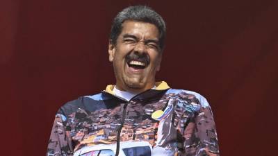 El presidente y candidato presidencial de Venezuela, Nicolás Maduro, se ríe durante un mitin de campaña en Caracas.