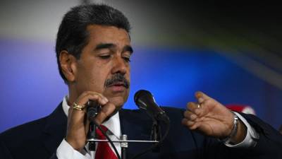 El presidente venezolano, Nicolás Maduro, hace gestos mientras habla con los medios de comunicación en el Tribunal Supremo de Justicia (TSJ) de Venezuela en Caracas el 2 de agosto de 2024.