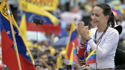La líder de la oposición venezolana María Corina Machado hace gestos durante un mitin de campaña del candidato presidencial Edmundo González, en Barinas, Venezuela.