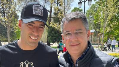Luis Suárez accedió a tomarse cuna fotografía con el presidente Rafael Villeda del Olimpia.