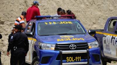 La policía guatemalteca detuvo hoy a varios migrantes hondureños que transitaban por su territorio con destino a EEUU./Twitter PNC.