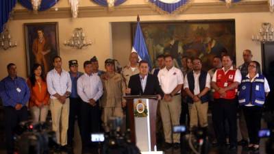 El presidente Juan Orlando Hernández y autoridades de Conapremm en la comparecencia de ayer.