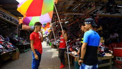 La 6 calle en el barrio Medina ha sido invadida nuevamente por varios vendedores que bloquean el paso de los vehículos. La situación se ha repetido en años anteriores y en otras calles del centro de la ciudad, lo que provoca un desorden.