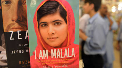 Imagen del libro de la joven Malana Yousafzai, titulado 'Yo soy Malala: la niña que defendió la educación y fue disparada por los talibanes' a la venta en una librería de Islamabad, Pakistán hoy 8 de octubre de 2013.