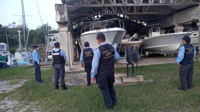 Agentes de la Policía Nacional incautaron una lancha para efectos de investigación en Omoa.