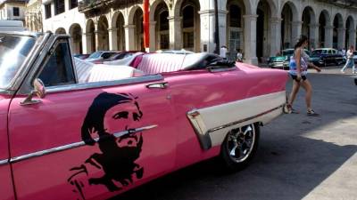 La imagen de Fidel adorna el costado de un auto clásico estacionado en una calle de La Habana.