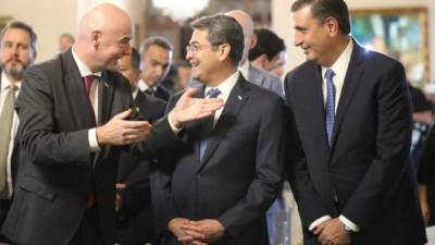 Gianni Infantino (izquierda) junto a Juan Orlando Hernández (centro) y Jorge Salomón (derecha) compartieron en el Salón Morazán de Casa Presidencial.