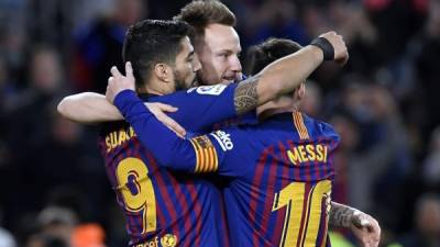 Luis Suárez celebrando su gol con Lionel Messi e Ivan Rakitic. Foto AFP