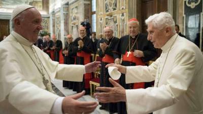 El papa Francisco y Joseph Ratzinger, quien también fungió como Papa.