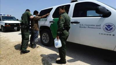 Agentes de la Patrulla Fronteriza arrestan a un indocumentado en el sector de San Diego. Foto: EFE