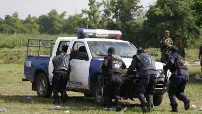 La Policía Preventiva debe empujar algunos de los vehículos para poder arrancar los patrullajes.