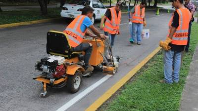 La compañía comenzó a trabajar y pide precaución a los conductores en la zona donde se está laborando.