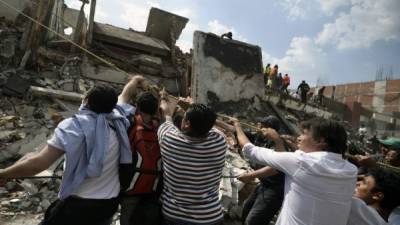 El pueblo mexicano se ha volcado a colaborar en las labores de rescate de las víctimas del terremoto de 7,2 grados que sacudió la capital del país el pasado martes.