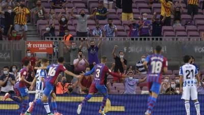 Piqué celebrando el gol con la afición del Barcelona. Foto AFP.