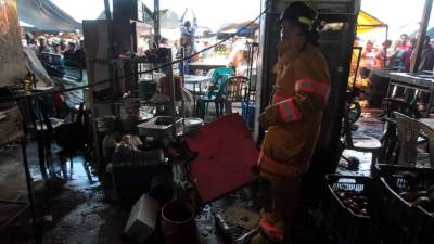 Dos hermanos de 2 y 9 años que resultaron lesionados por la explosión de un cilindro de gas la semana pasada en un mercado de la capital de Honduras, que deja ya cuatro muertos, fueron llevados hoy a un hospital de Estados Unidos para su tratamiento, informaron fuentes oficiales y médicas.