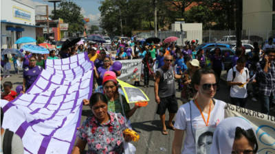 Hoy en las principales ciudades de Honduras, cientos de mujeres marcharon conmemorando su día. Foto Melvin Cubas