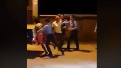 Momento en el que lo agentes detenían a dos jóvenes.