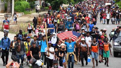 Unos 6,000 migrantes avanzan hacia EEUU tras partir en una gigantesca caravana desde el sur de México.