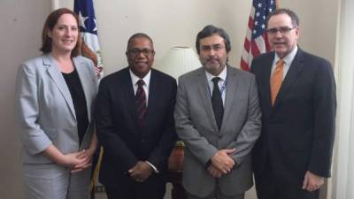Heide Fulton, Brian Nicholas, Juan Jiménez Mayor y John Creamer se reunieron la semana anterior en la Embajada de EUA.