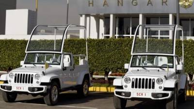 Dos de los automóviles que serán usados por el Papa en su visita a México. Foto: AFP/Alfredo Estrella
