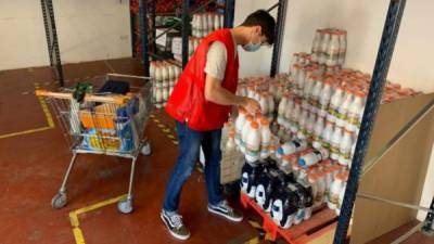 Un médico solicitante de asilo y voluntario de Cruz Roja de España trabaja durante la pandemia. Foto @ACNURspain