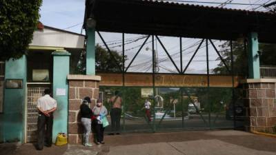 Según las autoridades del Hospital del Tórax hospitalizan a unos 50 pacientes al día por COVID-19.