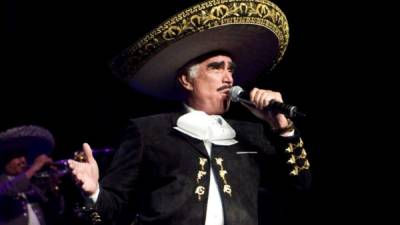 Según Vicente Fernández Jr., hijo de Chente, el cantante se encuentra 'grave y medio sedado'.