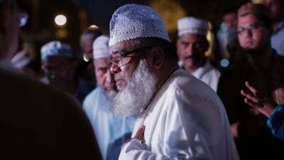 Un miembro de la counidad musulmana habla con los medios luego del asesinato del lides de la mezquita Al-Furqan Jame.