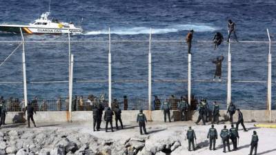 Cientos de inmigrantes africanos saltaron las vallas metálicas que separan a España de Marruecos tras agredir a los oficiales de la Guardia Civil./Foto EFE archivo.
