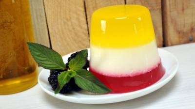 La gelatina tropical se puede servir con la fruta de su preferencia.
