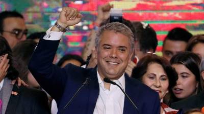 BOG30. BOGOTÁ (COLOMBIA), 03/08/2018.- Fotografía de archivo del 17 de junio de 2018, del electo presidente de Colombia, Iván Duque, mientras celebra en su sede de campaña, en Bogotá (Colombia). Iván Duque traspasará este 7 de agosto el umbral de la Casa de Nariño para convertirse en el nuevo presidente de Colombia, la guinda al pastel de una fulgurante carrera que le ha llevado en cuatro años de ser la estrella ascendente del Senado a la jefatura de Estado. Tiene 42 años y llega cargado de promesas de renovación generacional desde la derecha, aunque pesa sobre él la sombra de uno de los rostros más conocidos de la política colombiana, el expresidente Álvaro Uribe, fundador de su partido, el Centro Democrático, que ha sido fundamental en su carrera. EFE/Mauricio Dueñas Castañeda/ARCHIVO